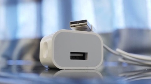 Apple iPhone 6 şarj aleti ve çift yönlü USB kablosu detaylandı