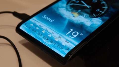 Esnek ekranl ilk Samsung telefonu ekimde gn yzne kyor
