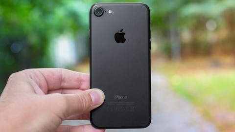 iPhone 8 için kavisli OLED ve kablosuz şarj özellikleri test ediliyor