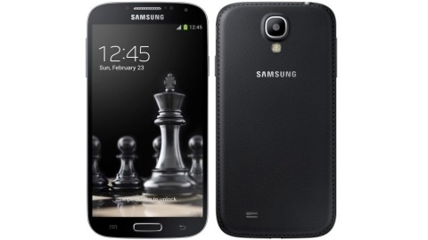 Galaxy S4 ve S4 mini'nin siyah suni deri kapakl versiyonu resmileti