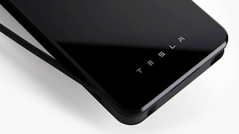 Tesla'dan kablosuz şarj destekli Powerbank